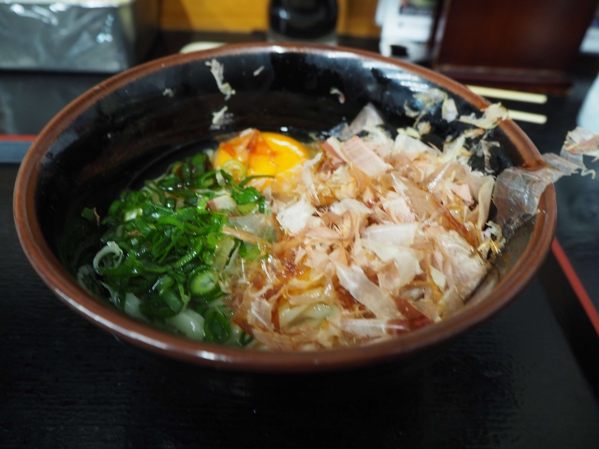 出汁醤油をかけた釜ぬきうどん