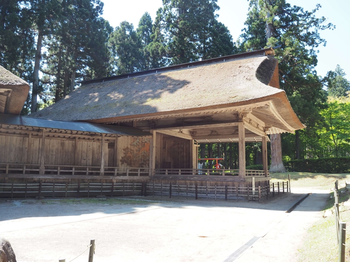 春の白山神社の能舞台
