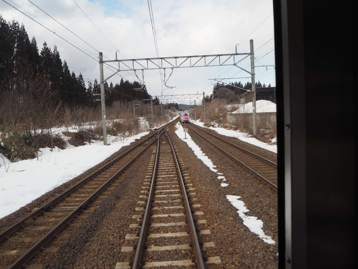 在来線とすれ違う秋田新幹線