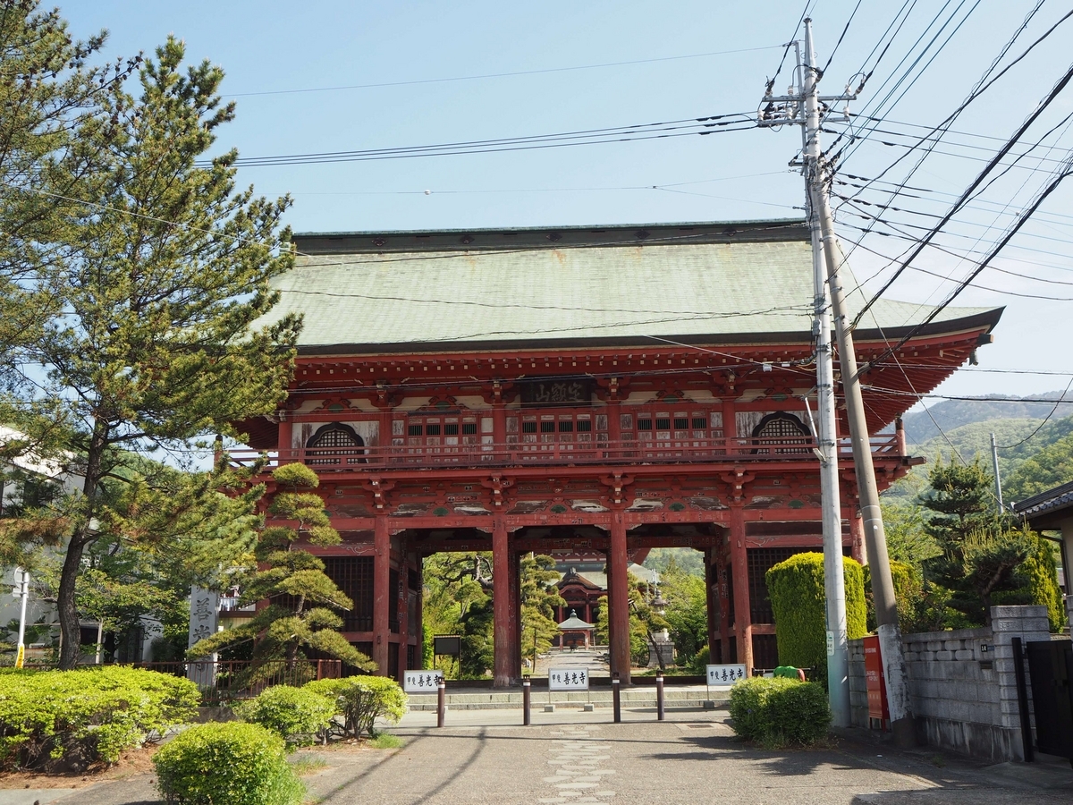 甲斐善光寺の山門と電柱