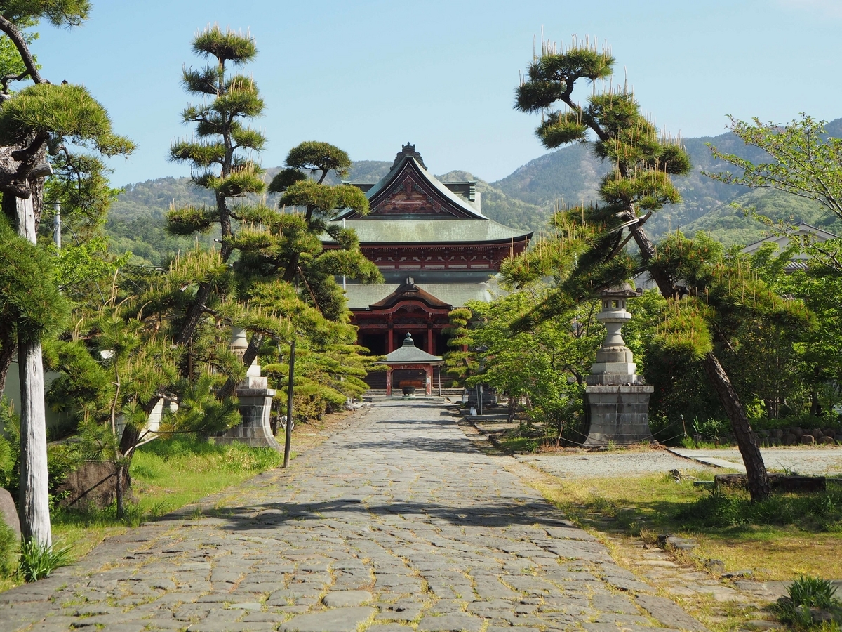 甲斐善光寺の境内