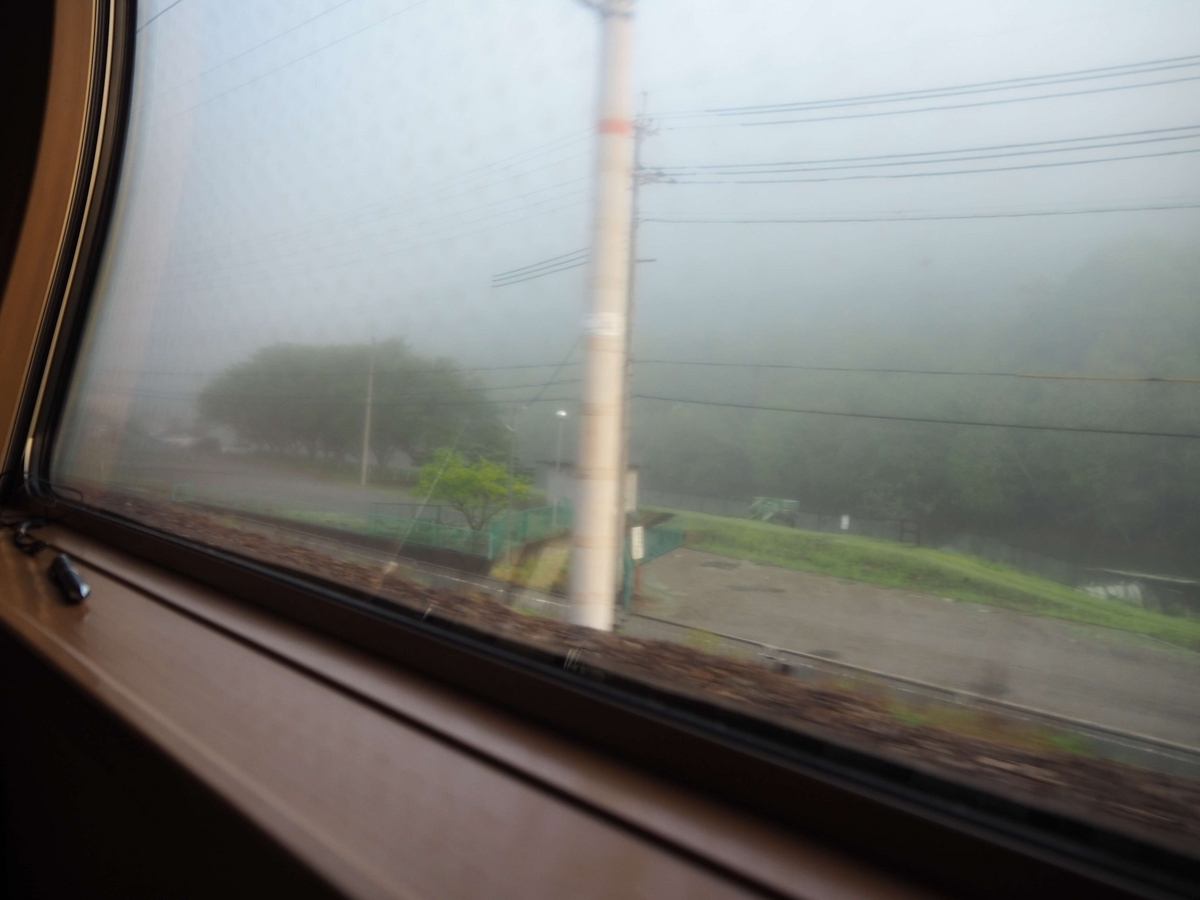 朝5時過ぎの車窓