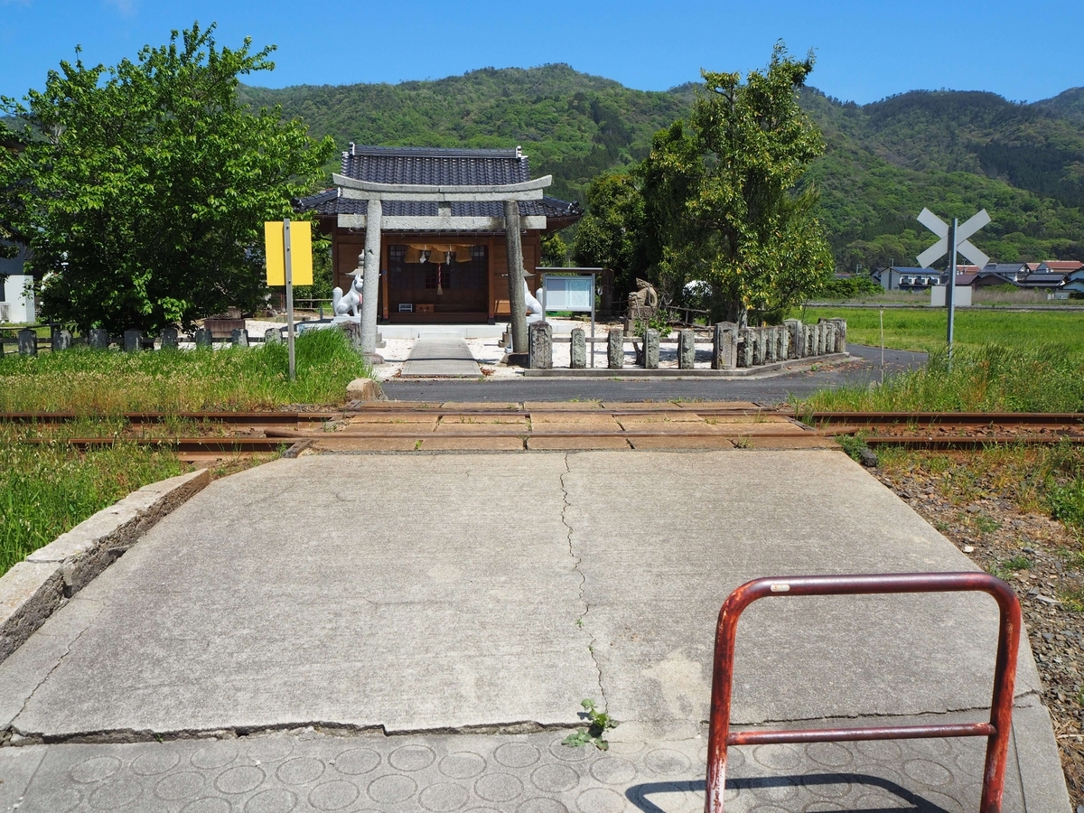 参道の途中の踏切