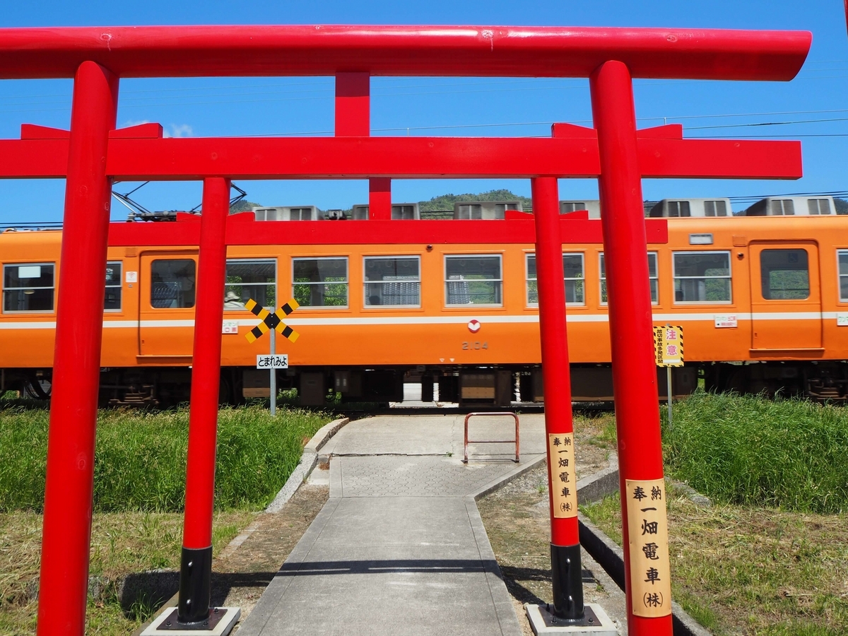 踏切を通過する電車