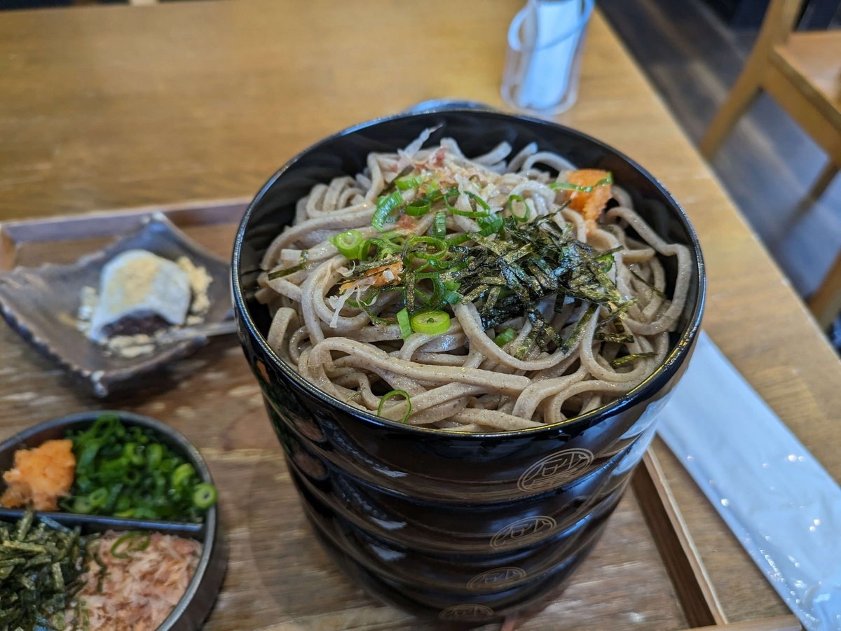 薬味を投入した割子そば