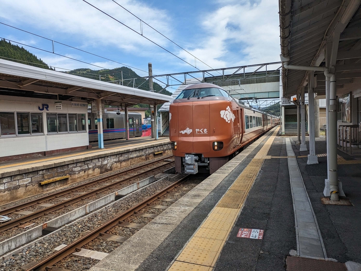 2024年4月26日の根雨駅に停車する特急やくも