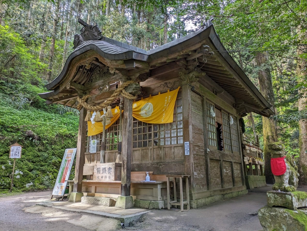 斜めから見た金持神社の2024年4月26日の拝殿