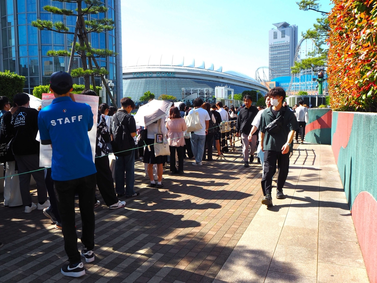 グッズ販売の列