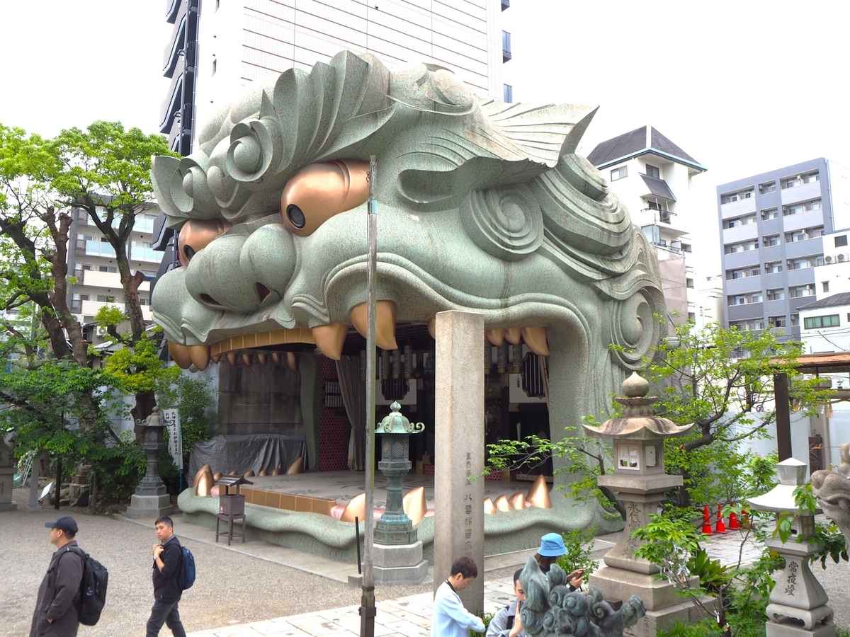 斜めから見た獅子殿