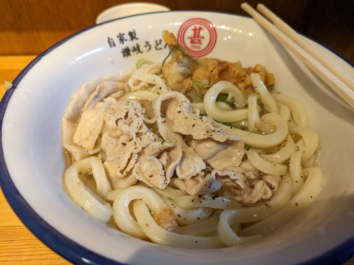 ブラックペッパーをかけたスペシャルうどん