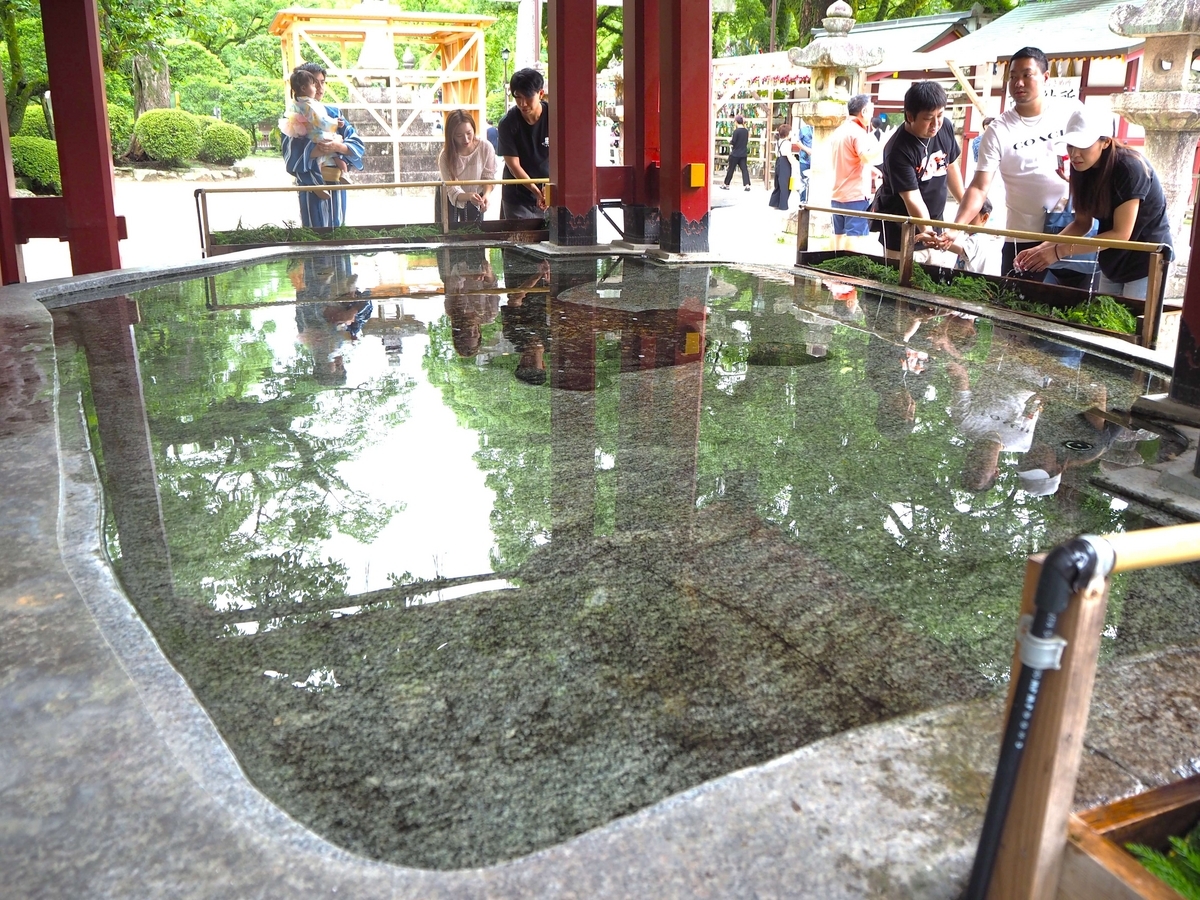 一枚岩でできた手水舎