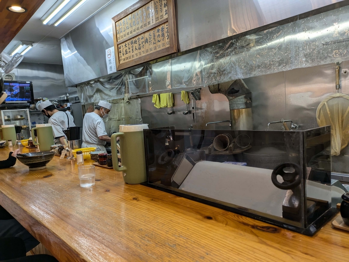 葉隠うどんのカウンター席