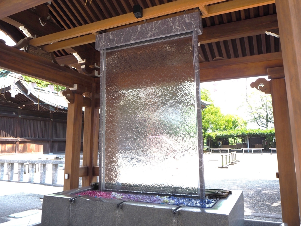 透明なボードの上を流れ落ちる水