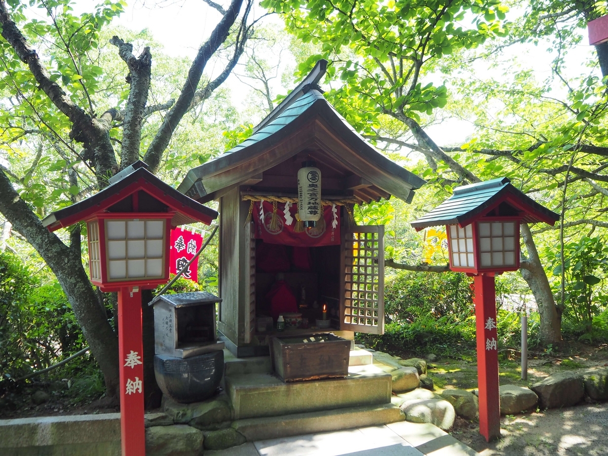 四番社・万地蔵尊