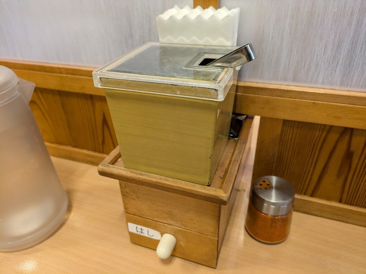テーブルに置かれた薬味