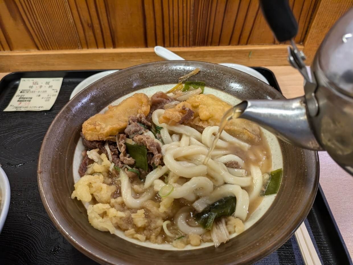 スープを継ぎ足す様子