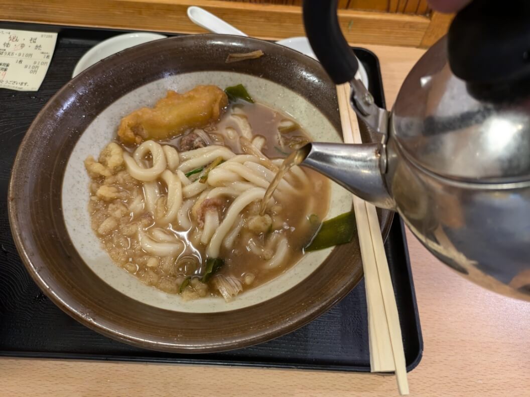 再びスープを継ぎ足す様子