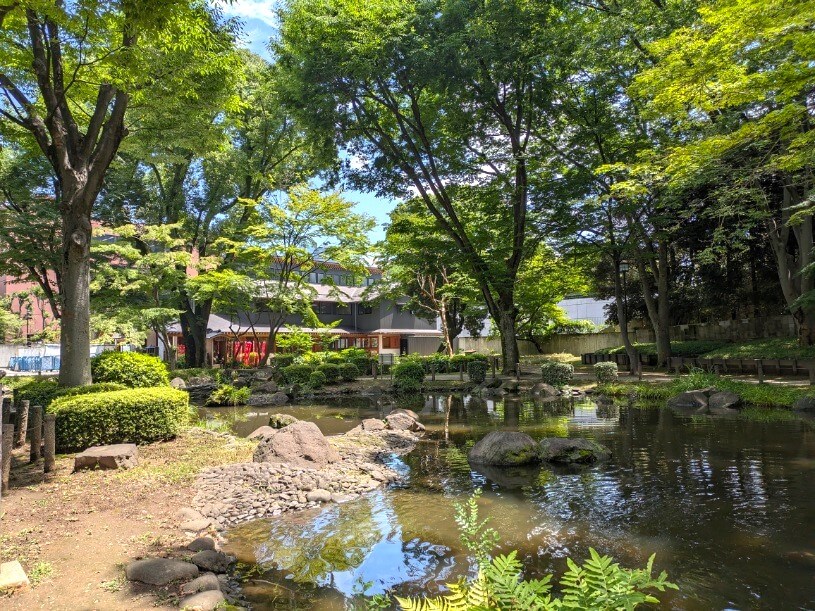 池と建物