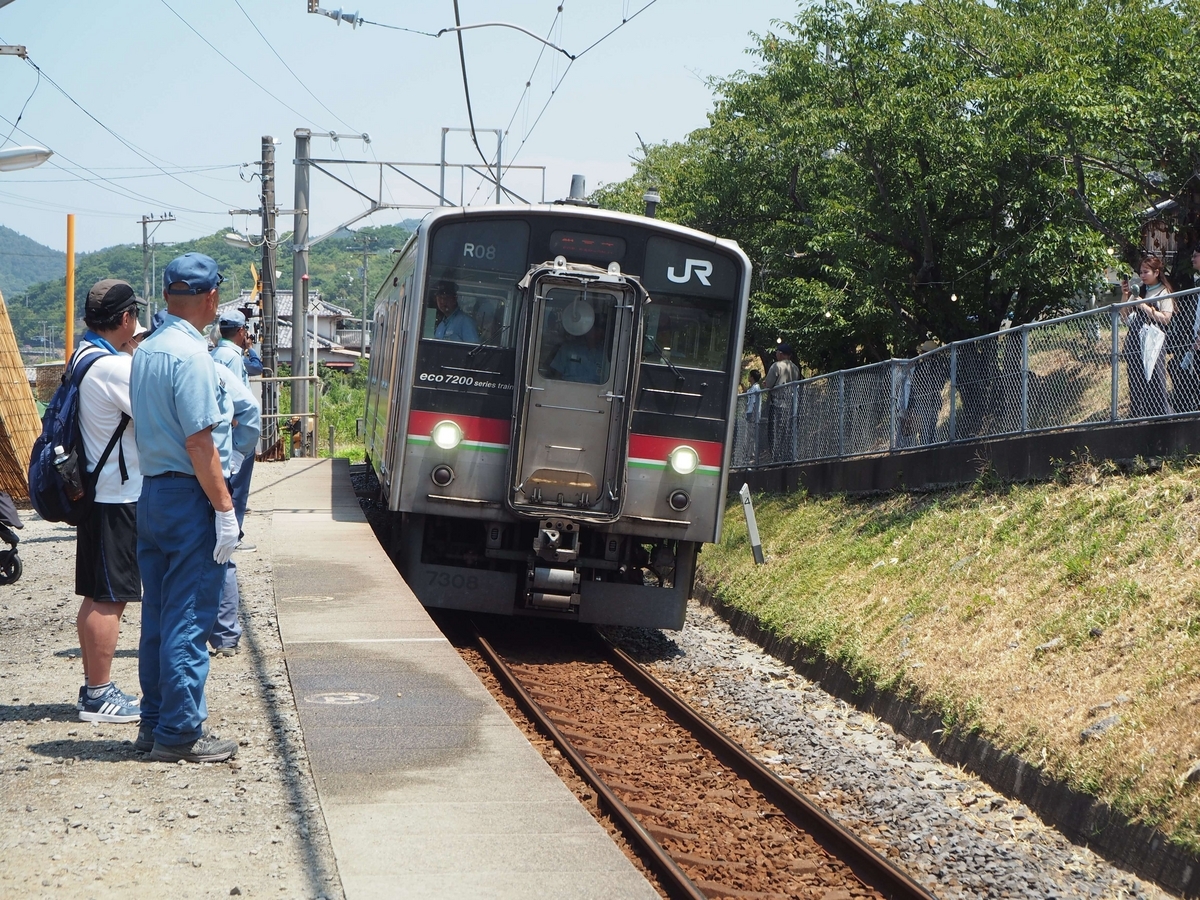 入線してくる電車