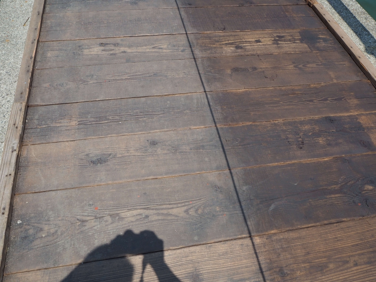 橋げたの上の板