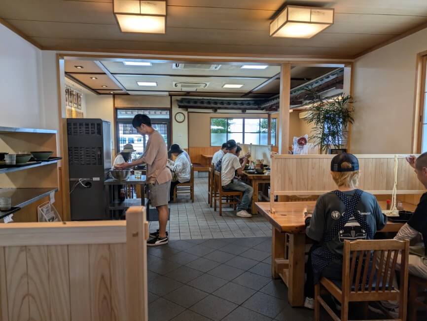 つるやの店内