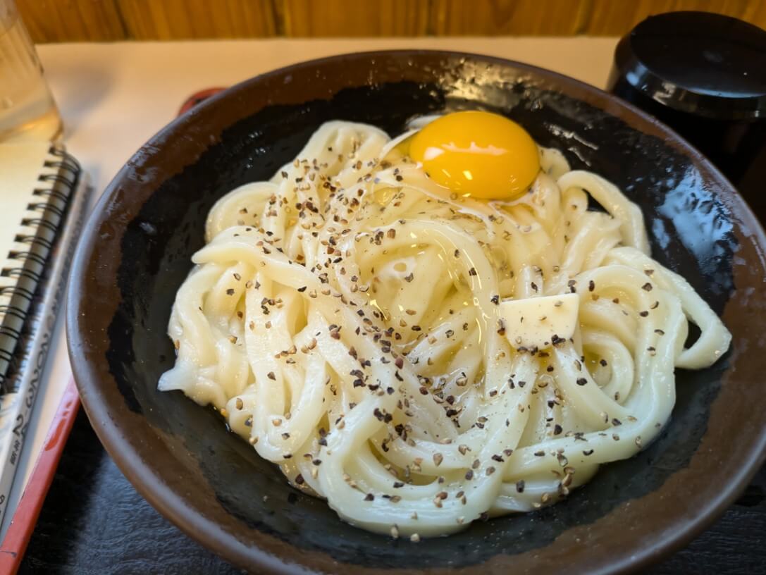 生卵を投入した釜バターうどん