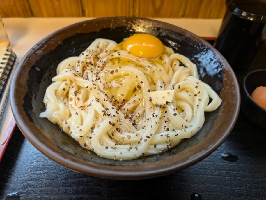 醤油をかけた釜バターうどん
