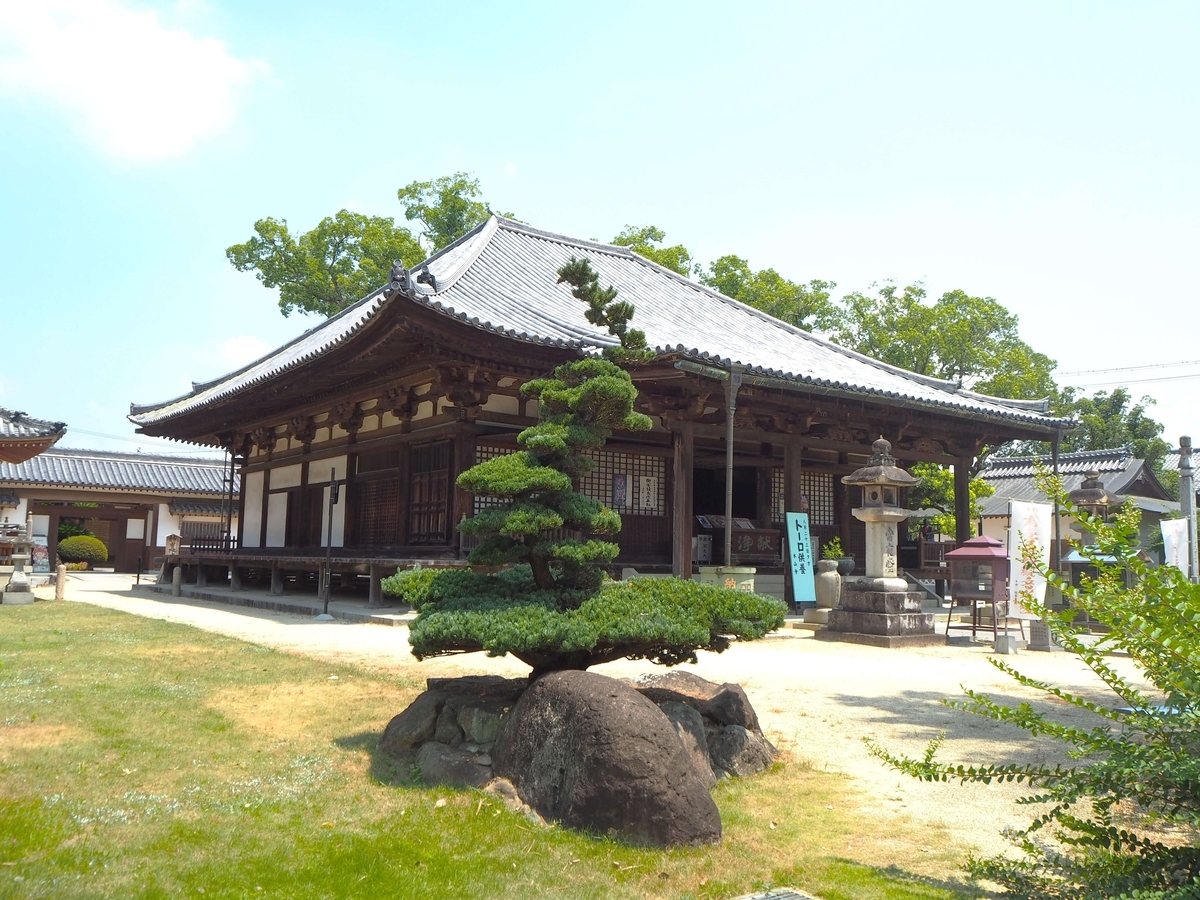 斜めから見た本堂