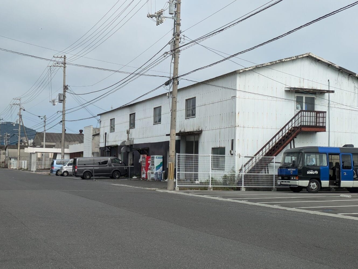 倉庫にしか見えない外観