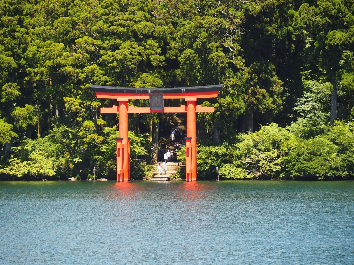 2024年8月17日の芦ノ湖の水中鳥居平和の扁額