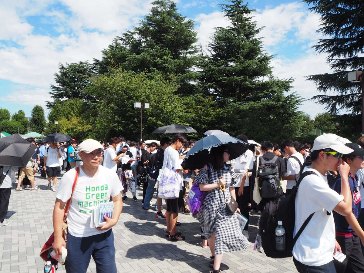 生写真の交換をしている人々