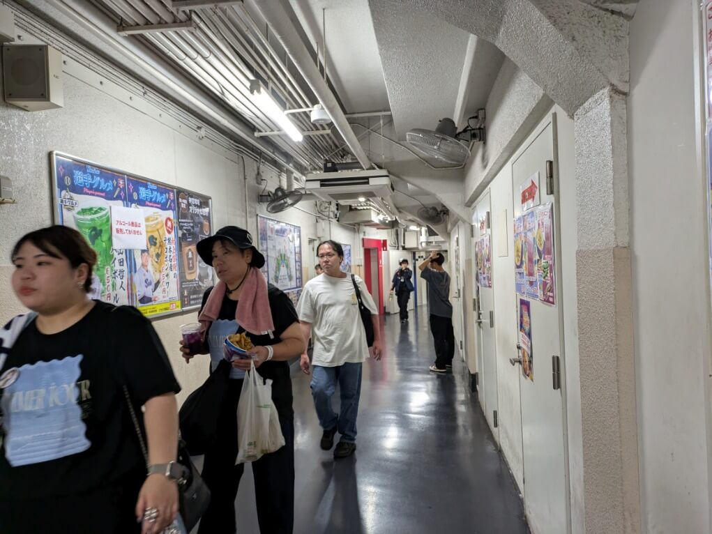 神宮球場の通路