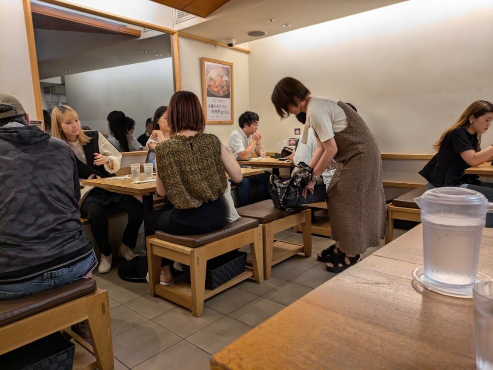 山本屋本店ＪＲ名古屋駅店の店内