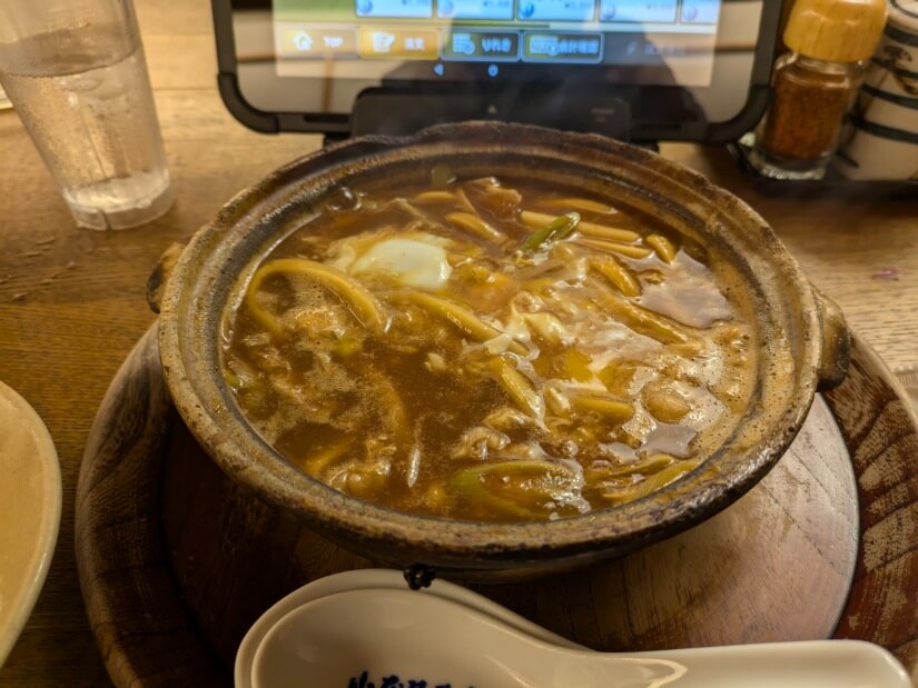 玉子を溶いたかしわ味噌煮込みうどん