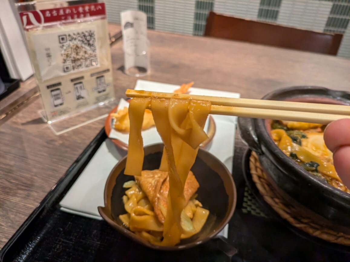 はしでつまんだ麺