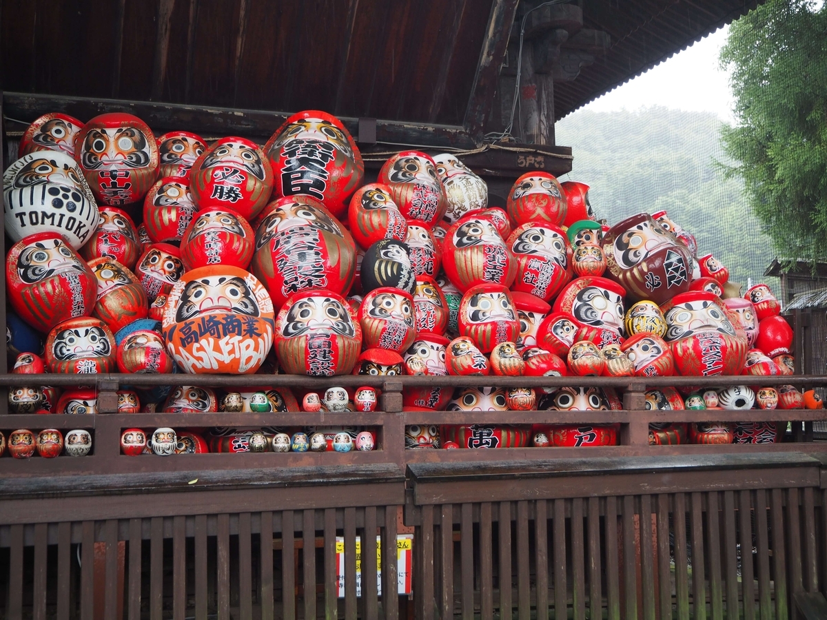 積み上げられた縁起達磨