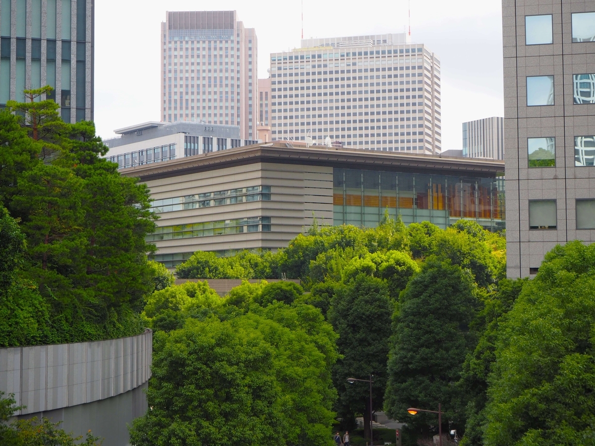 エスカレーターから見た首相官邸