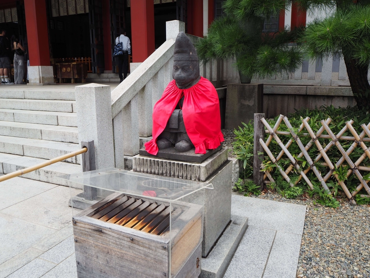 向かって右側の狛猿