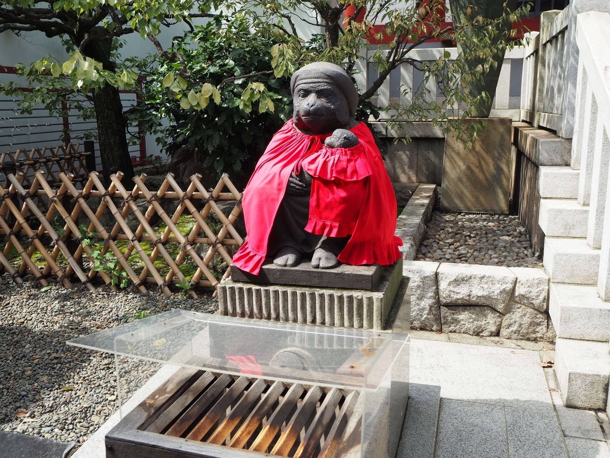 向かって左の狛猿