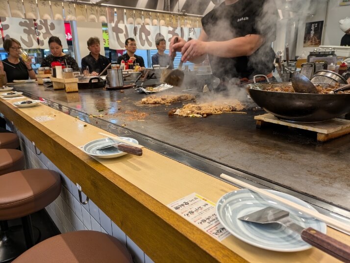 焼きそばを焼いている様子