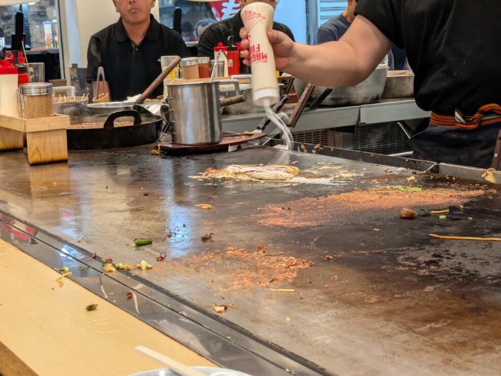 マヨネーズとソースをかける様子