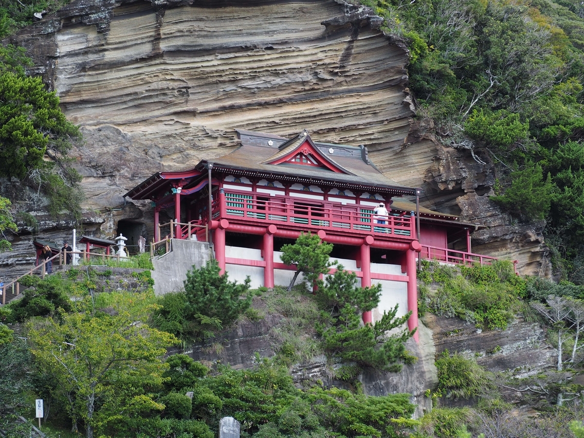 崖の中腹の観音堂