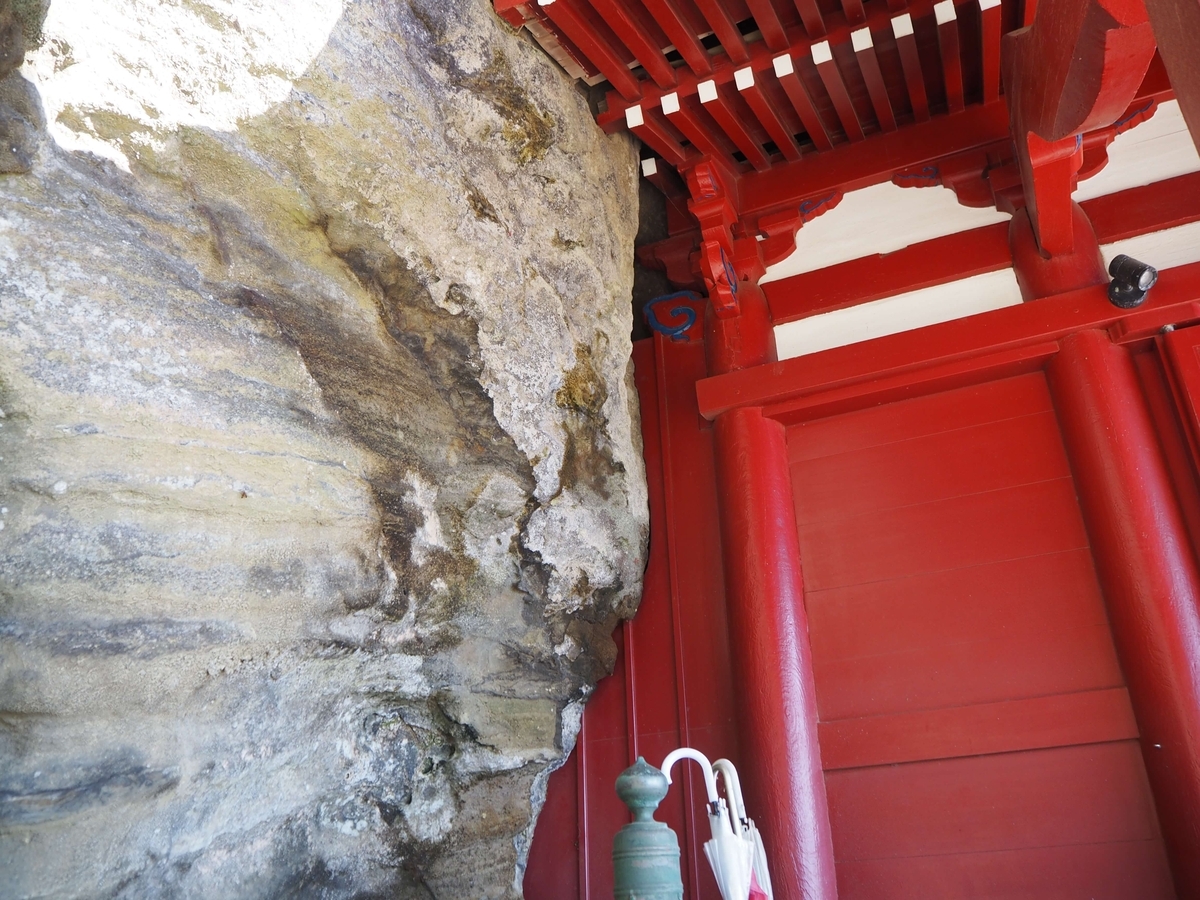 崖に食い込んでいる観音堂