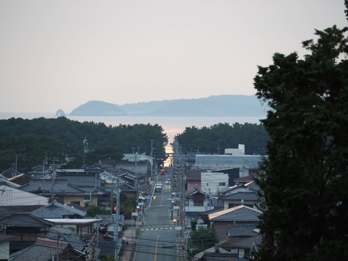 赤く染まった海面