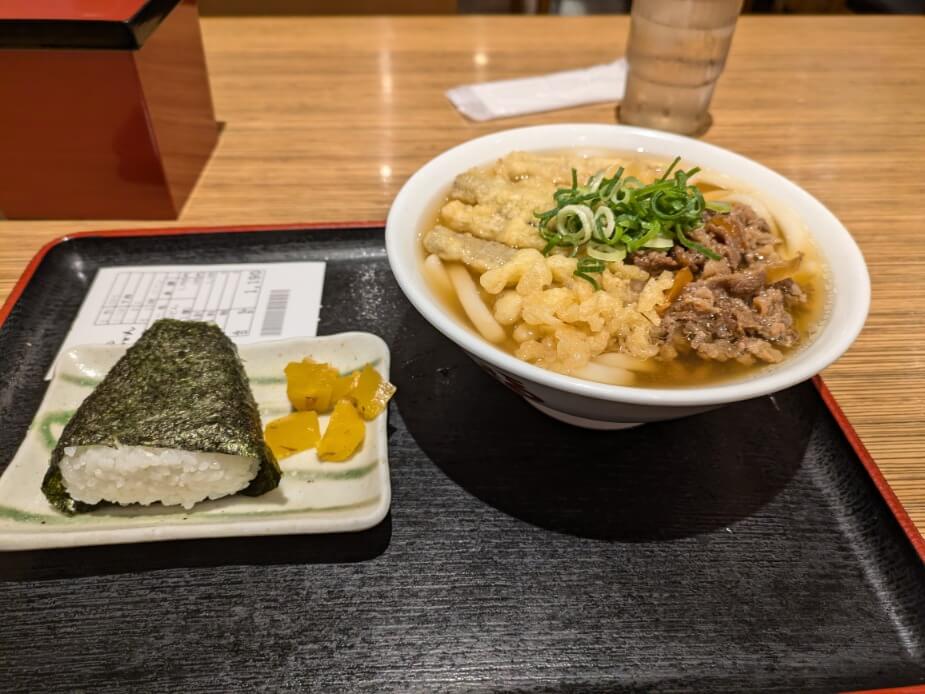 肉ごぼう天うどんとおにぎり