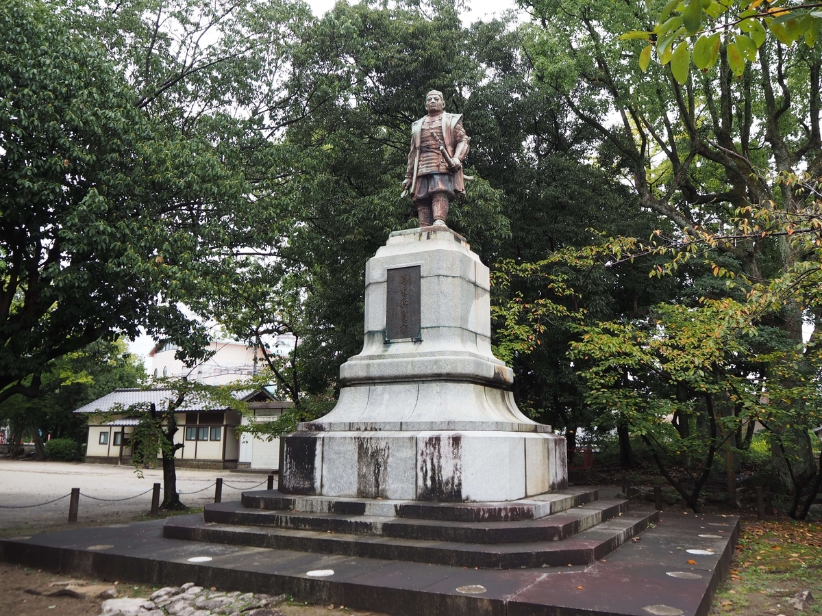 眞木和泉守の像