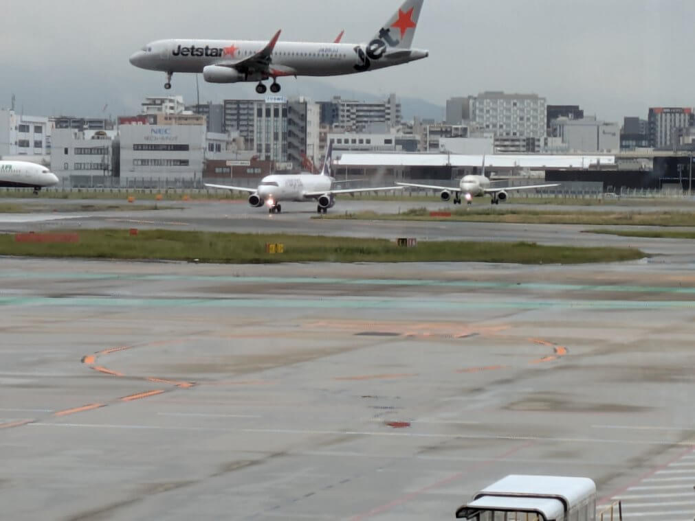 着陸中の飛行機