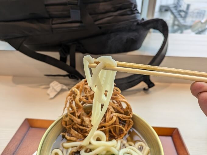 あご出汁うどん　こがね丸の麺