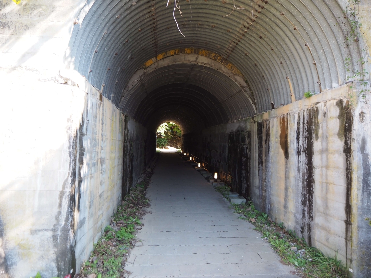 中央線の下をくぐるトンネル