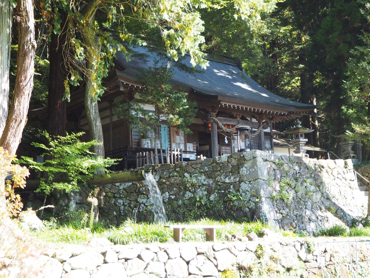 堂々たる石垣と拝殿